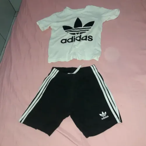 Conjunto infantil masculino da Adidas veste 2 a 3 anos