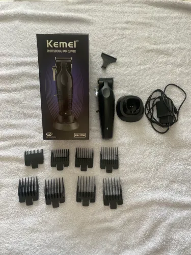 Máquina de cortar cabelo, acompanha 2 tesouras. Produtos novos nunca usados !