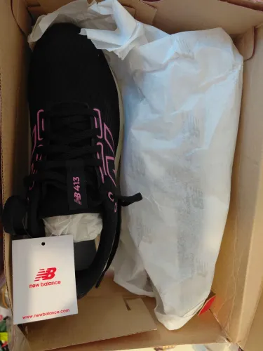 Tênis esportivo preto com detalhes rosa - Novo