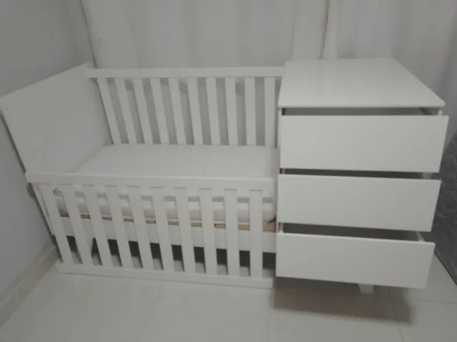 Berço com cômoda vira cama