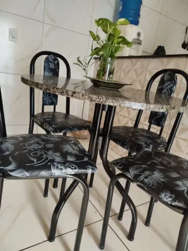 Vendo Conjunto de mesa com 4 cadeiras