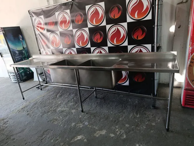Pia Industrial 2 cubas grandes e fundas toda no aço inox usada em ótimo estado