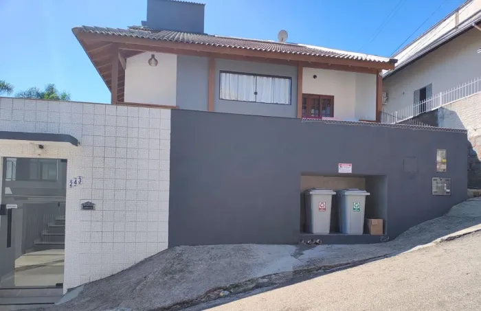 Kitnet nova, semi - mobiliada, excelente localização no bairro Agronômica.