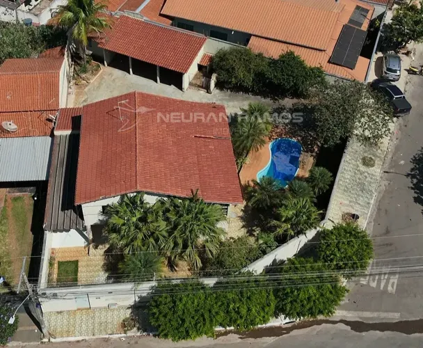 Sobrado à venda 4,5 km do Shopping Flamboyant em Goiânia | 396 m², 5 Quartos e Piscina