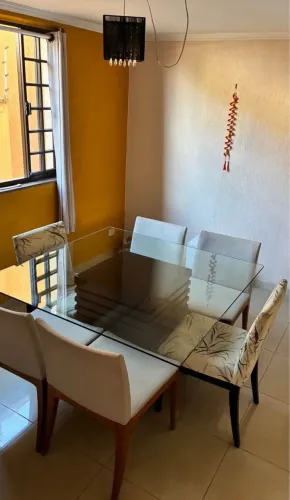 Mesa de jantar com tampa de vidro, base única preta e 8 cadeiras (semi novas)