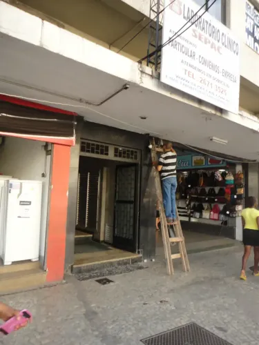 Sala em pédio comercial para aluguel com 29 metros quadrados em Centro - Duque de Caxias -