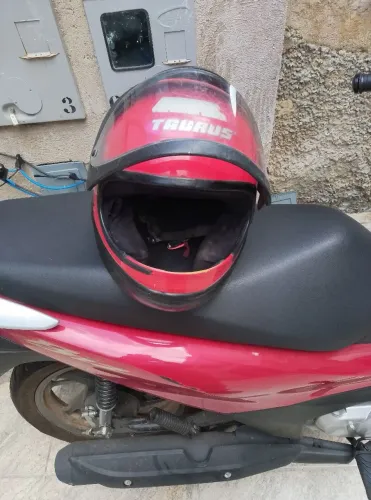 Vendo capacete excelente chama no WhatsApp * 