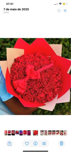 Buquê de rosas de cetim com laço