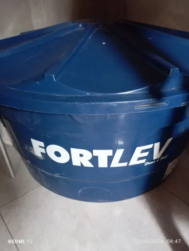 Tanque de água semi novo 500L.