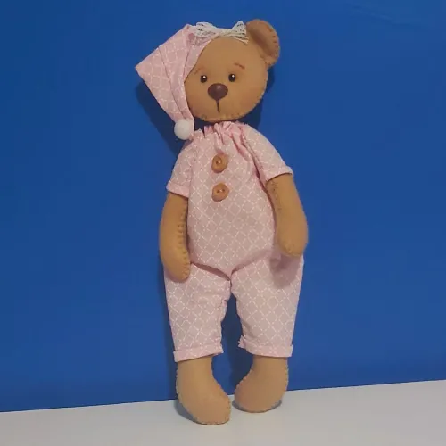 Pelúcia de ursinha de pijama (feito a mão)