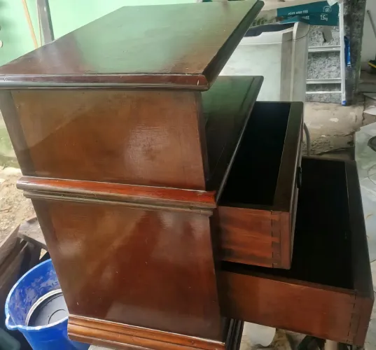 Vendo mesa de cabeceira de madeira