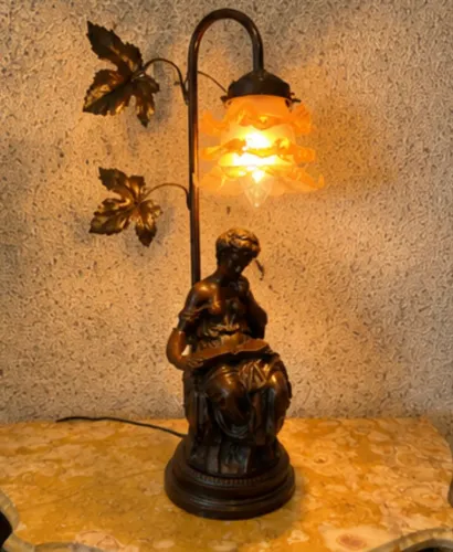ABAJUR FRANCÊS FIGURATIVO EM BRONZE - ?LADY READING? (ART NOUVEAU)