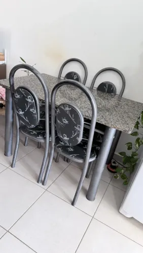 Mesa de granito + 4 cadeiras