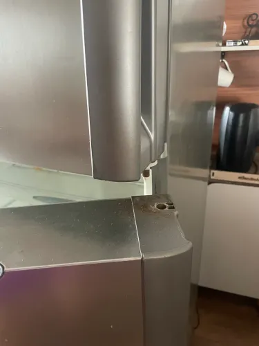Geladeira Ge , funcionando perfeitamente, motor zero , mas a porta desparafusada 