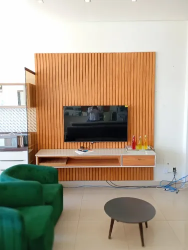 Painel ripado para TV com rack suspenso e gaveta. 
