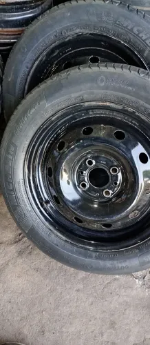 Hum jogo de rodas aro 15 de ferro da Fiat com péneus furacão 4 pôr 98 temos outras opções
