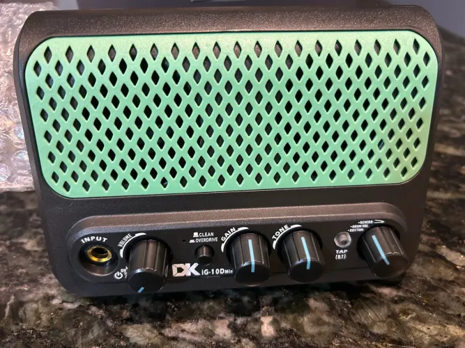 Mini amplificador dk 10w com efeitos de bateria