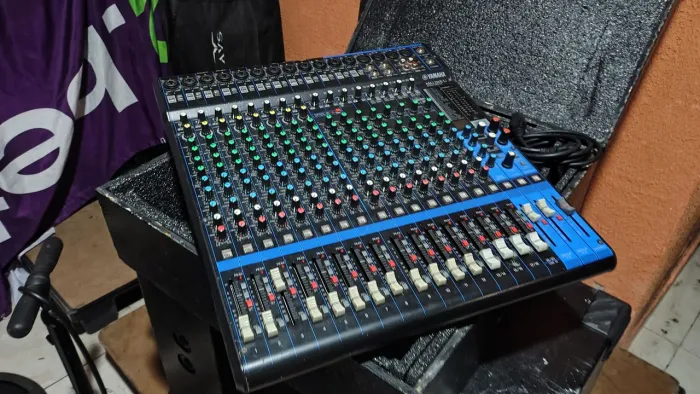 Mesa de som Yamaha mg20xu 20 canais funcionando normalmente