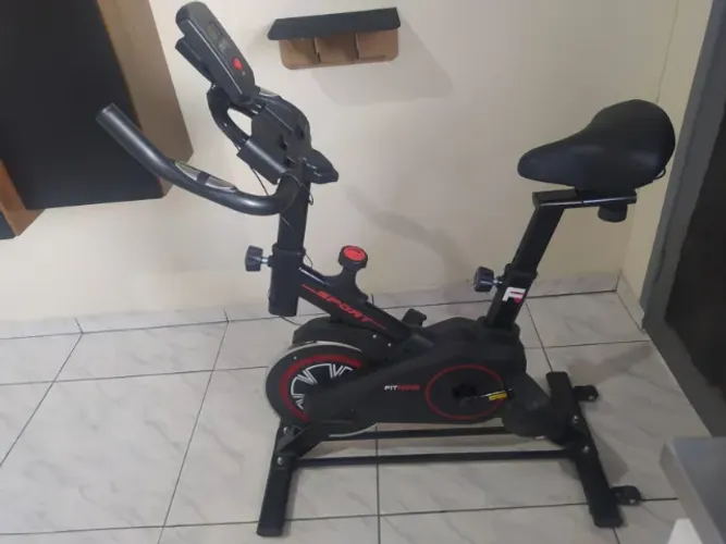 Bicicleta Ergométrica Bike Academia Spinning X11 cor preto e vermelho - seminova