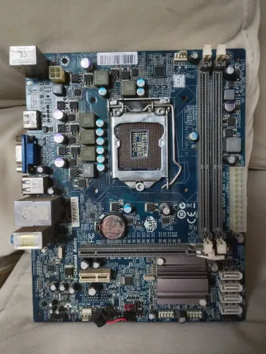 Placa mãe ECS H61H2-M2 acompanha o espelho traseiro