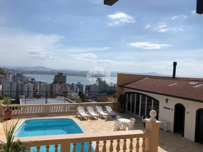Casa com Vista Mar no Centro de Florianópolis - Ampla, Sofisticada e Exclusiva!