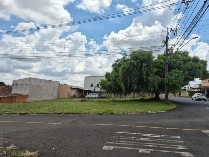 Terreno à venda de esquina no Jardim Alto da Boa Vista, na Região Norte de Londrina