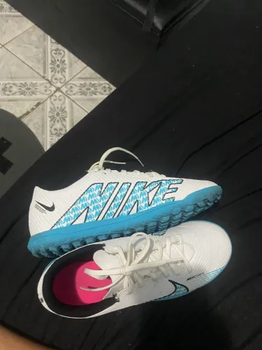 Chuteira Nike mercurial cian/branco