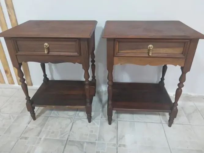 mesa de cabeceira em madeira maciça