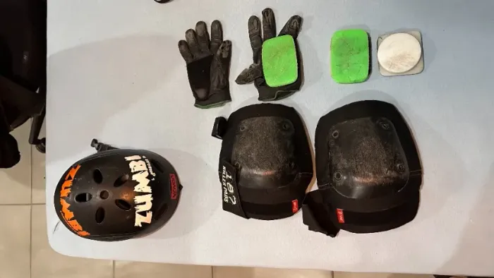 Joelheira, capacete e luvas para skate