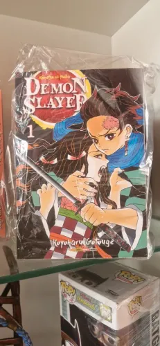 MANGÁ DE "DEMON SLAYER" CAPA DUPLA BEM CONSERVADO