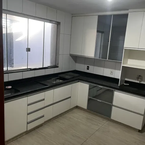 Casa Ampla com Suíte | Próxima ao Shopping Flamboyant | Garagem para 2 Carros | R$ 3.000