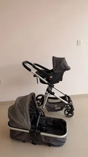 Vendo carrinho de bebê, usado em estado de novo