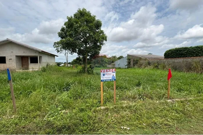 Terreno plano e escriturado na principal avenida bairro do Milão!