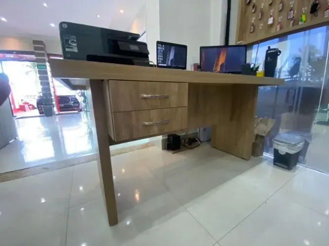 Mesa de Escritório com Gavetas