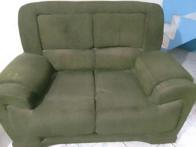 Conjunto de sofá usado com Boa estrutura, precisando  de fazer uma reforma do estofado do 