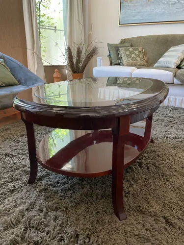 Mesa de Centro Oval em Madeira com Tampo de Vidro - Clássica