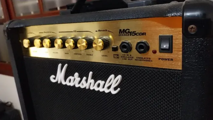 Caixa amplificada Marshall 45 watts - MG Series - 15 CDR