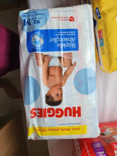 Fralda Huggies tamanho M com 92 unidades (5,5 a 9,5 kg)- embalagem branca, antiga azul
