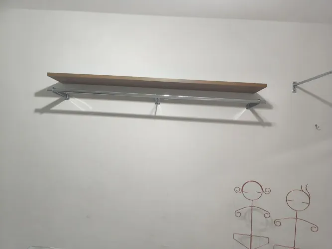 Arara com prateleira para loja 