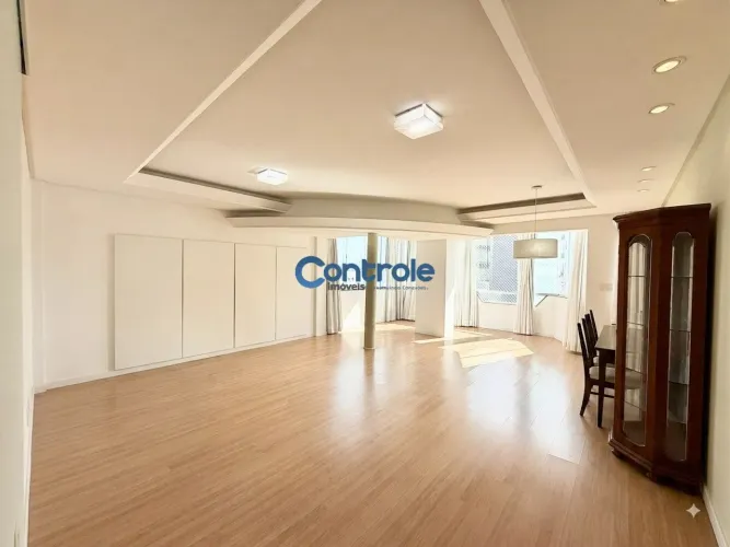 Apartamento com 03 dormitórios na Agronômica, em Florianópolis/SC!