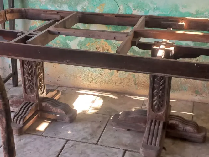 Vende-se ou troca-se, um pé de mesa de madeira pura, que só o Hulk para carregar.