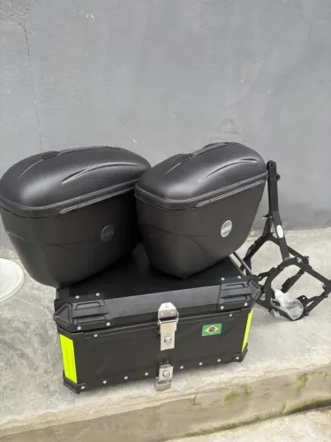 VENDO CONJUNTO DE BAÚS (1 TRASEIRO E 2 LATERAIS) COM SUPORTES.