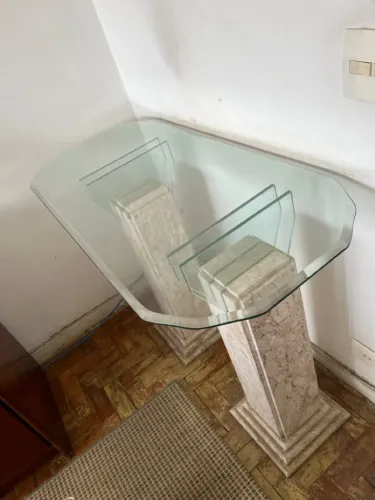 Aparador Vintage com Tampo de Vidro e Base Estilo Clássico