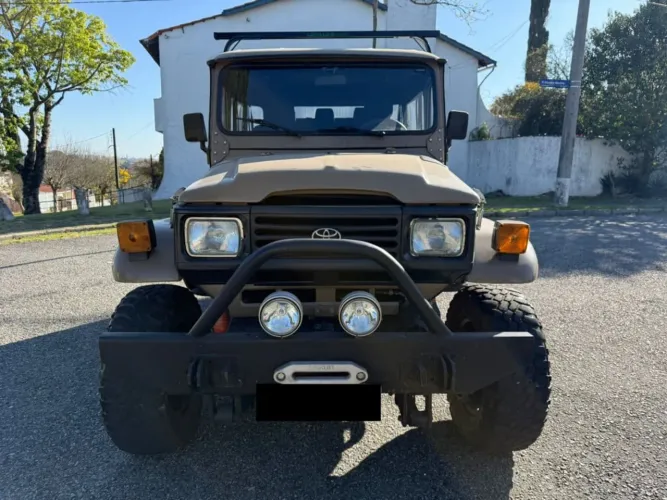 Toyota Band.Jipe Cap.de Aço Chas. Curto Diesel 1984