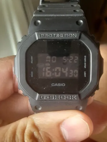 Vendo ou troco um relógio g shock modelo dw 5600ubb