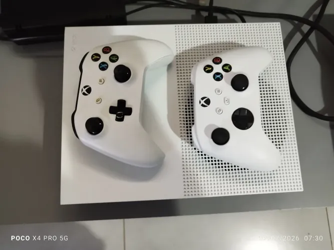 Xbox one s , com 2 controles.....