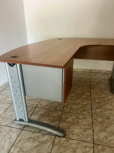 Mesa de escritório em L com gaveteiro