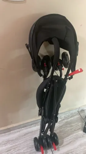 Lindo carrinho de bebê sem novo