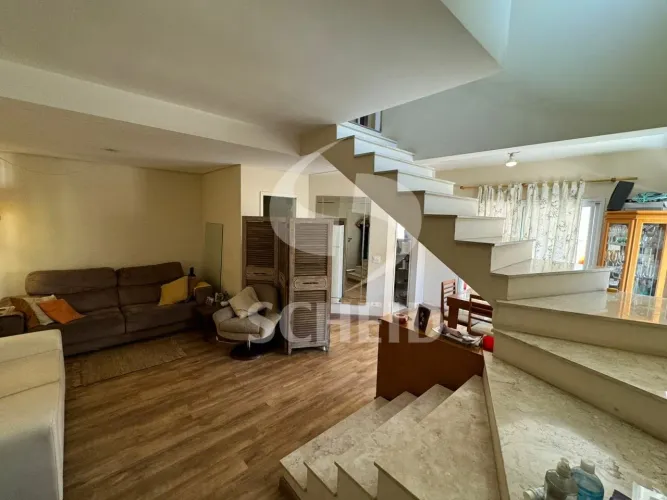 CASA EM CONDOMÍNIO - PLANTA DIFERENCIADA COM QUINTAL - 3 DORMS - 1 SUÍTE E 2 VAGAS.