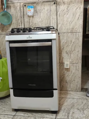 Vendo Fogão Electrolux, 4 bocas semi novo. Não faço entrega.
